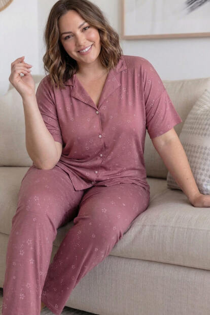 Pembe Yıldız Desenli Büyük Beden Kısa Kollu Önden Düğmeli Bambu Kadın Pijama Takımı - Pijamaevi
