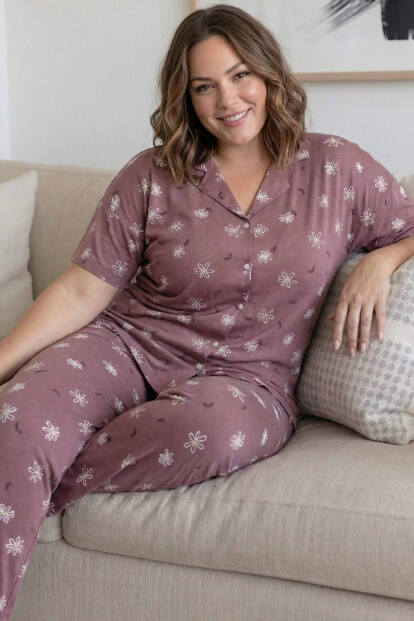 Pudra Papatya Desenli Büyük Beden Kısa Kollu Önden Düğmeli Bambu Kadın Pijama Takımı - Pijamaevi